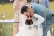 Thiago Nigro e Maíra Cardi trocam beijos