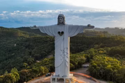 Estátua do Cristo Protetor, em Encantado (RS). Ela tem 43 metros de altura