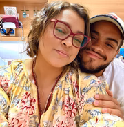 Preta Gil posa ao lado do filho, Francisco, no hospital