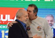 Luiz Fernando, do PT, beija Lula em evento na campanha de 2022