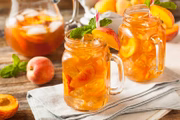 <b>Chá gelado de pêssego</b> -- 1 litro de água; suco de 1 limão espremido na hora; 1 pêssego grande e maduro; 3 colheres de sopa de açúcar mascavo (ou outro adoçante natural). <b>Modo de fazer:</b> coloque 3 colheres de açúcar e cubra com a tampa até a água ferver fortemente. Desligue o fogo e coloque 3 saquinhos ou 3 colheres de chá de chá-preto em pó. Deixe em infusão por 4 minutos. Espere esfriar e adicione o suco de limão e o pêssego cortados <b>Chá gelado de pêssego</b> -- 1 litro de água; suco de 1 limão espremido na hora; 1 pêssego grande e maduro; 3 colheres de sopa de açúcar mascavo (ou outro adoçante natural). <b>Modo de fazer:</b> coloque 3 colheres de açúcar e cubra com a tampa até a água ferver fortemente. Desligue o fogo e coloque 3 saquinhos ou 3 colheres de chá de chá-preto em pó. Deixe em infusão por 4 minutos. Espere esfriar e adicione o suco de limão e o pêssego cortados