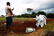Durante o pico da pandemia, entre março e abril, movimento foi intenso nos cemitérios de Goiânia 