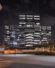 Foto feita tarde da noite em ambiente externoF