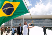 Presidente Jair Bolsonaro comprimenta manifestes em frente ao Palácio do Planalto