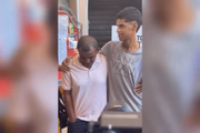 Luva de Pedreiro, sucesso nas redes socais com seus vídeos, foi ao Rio de Janeiro para visitar o Vasco da Gama, seu time do coração