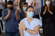 Lídia Rodrigues foi a primeira a ser vacinada no DF