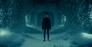 <b>A estreante promissora</b>. Kyliegh Curran, de 13 anos, surge para o grande público no papel de Abra Stone, a garotinha com talentos especiais caçada por Rose, a Cartola. Ela consegue se comunicar telepaticamente com Danny Torrance e articular ajuda para enfrentar o sanguinário culto. Antes de Doutor Sono, Curran atuou no musical de O Rei Leão na Broadway, interpretando Nala, e no longa independente I Can I Will I Did (2017). Na adaptação de King, a menina impressiona ao dar relevo psicológico a uma personagem complexa, ao mesmo tempo frágil e destemida, tendo de lidar desde cedo com poderes cujas extensões e consequências ela ainda não entende totalmente