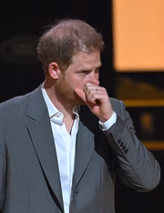 O duque de Sussex ficou visivelmente emocionado com discurso da esposa durante a abertura do evento