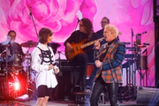 O casal subiu no palco e se apresentou