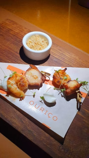 Espetinho de polvo e camarão, aioli de limão e farofinha 