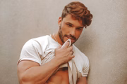 Ele participou do reality Are You The One?, da MTV