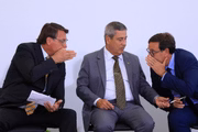 Braga Netto entre o presidente Bolsonaro e o ex-ministro do Turismo Gilson Machado
