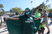 Torcedores de Palmeiras e Santos no entorno do Maracanã