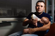 Bebê Henry é amamentado pelo pai, médico da Marinha Tiago de Oliveira Costa