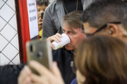 O presidente também tomou caldo de cana