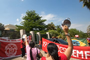 MTST faz manifestação em frente à mansão de Flávio Bolsonaro no Lago Sul, em Brasília