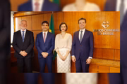 Novo presidente do Banco Central, Gabriel Galípolo (segundo à direita), junto com outros membros da diretoria