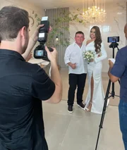 Amado Batista e Calita Franciele são clicados nos bastidores do casamento