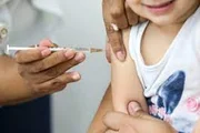 Apesar de não ser necessária a prescrição médica para vacinação, o governo federal recomenda que os pais procurem um profissional da saúde antes de levar os filhos para tomar a vacina