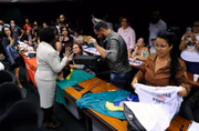 Deputada Benedita da Silva conversa com manifestantes: na sessão, havia gente contra e a favor do PL. Para opositores, proposta é tentativa de amordaçar educadores
