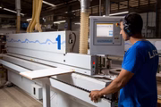 Programa Autonomia e Renda oferecerá 12.750 vagas gratuitas para qualificação profissional em áreas técnicas e industriais.