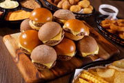 No rodízio há minis-hambúrgueres, anéis de cebola, batatas frise e chips, coxinhas, mini quibes