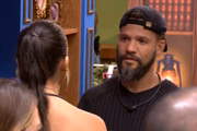 Alane e Juninho brigando no BBB 24