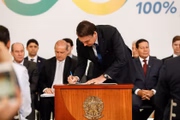 (Brasília - DF, 11/04/2019) Presidente da República, Jair Bolsonaro assina decreto. Foto: Alan Santos/PR