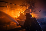 Bombeiros estão trabalhando para controlar os focos de incêndio na região