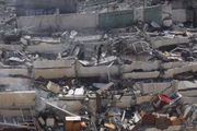 Vista dos escombros de edifícios residenciais após ataques aéreos israelenses no bairro de al-Zahra, na Faixa de Gaza, em 19 de outubro de 2023
