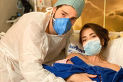 Raika, sua filha recém-nascida, nasceu prematura