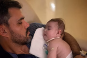 Juliano Cazarré posa com a filha, Maria Guilhermina, em seu colo