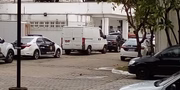 Van branca que foi usado para levar o miliciano ferido até um local para ser transferido para hospital