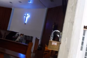 Criminosos quebraram o alarme do lado de fora do templo e conseguiram invadir o espaço sem acioná-lo