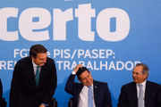 Acompanhando o presidente estão o vice, Hamilton Mourão, e o ministro da Economia, Paulo Guedes
