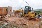 Derrubadas são realizadas pelo órgão em obras em fase inicial
