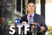 Flávio Dino visita o STF um dia após ser aprovado pelo Senado para ocupar vaga de ministro na Corte. Questionado sobre data da posse, Dino apontou para a sala de Barroso, presidente da Corte e disse: "É ele quem manda"