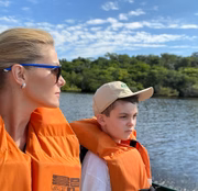Ana Hickmann posa ao lado do filho e se derrete