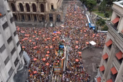 Imagem aérea do desfile do bloco Tarado Ni Você, região central de São Paulo