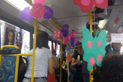 Débora chegou antes de Loreto, com Bella no colo 