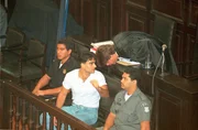 O ator Guilherme de Pádua conversa com seu advogado no dia que foi condenado a 19 anos de prisão pelo assassinato de Daniella Perez, em 1997