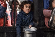Em Gaza, crianças esperam para receber alimentos enquanto os bombardeios no enclave continuam