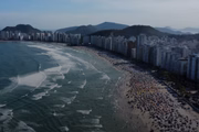 Vista aérea de praia no Guarujá, no litoral de São Paulo