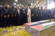 Ali Khamenei, líder supremo do Irã, faz orações durante funeral de Ismail Haniyeh