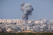 Ondas de fumaça sobem sobre a Faixa de Gaza durante o bombardeio israelense enquanto os combates entre as tropas israelenses e os militantes do Hamas continuam