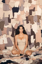 A SKIMS é uma marca da Kim Kardashian voltada para shapewear