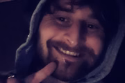 Andrew Jury posa sorridente para selfie