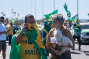 Apoiadores de Bolsonaro se reúnem em frente ao Quartel General das Forças Armadas, em Brasília. A Esplanada dos Ministérios foi fechada para manifestações neste domingo