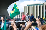 O presidente cumprimentou os manifestantes