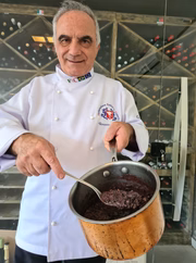 “Faça um bom caldo e terás um bom risoto”, diz o chef Rosario Tessier. Ele ensina que são necessários pelo menos 500ml de caldo para cada pessoa e dá sugestões de combinação